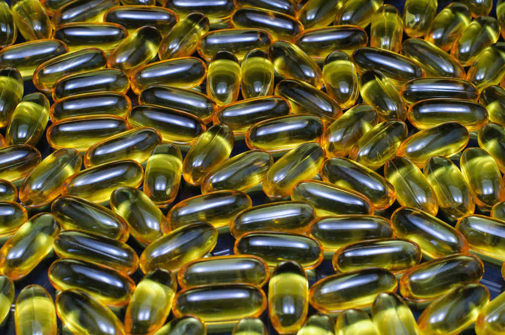 Diversas cápsulas gelatinosas de Óleo de Cártamo